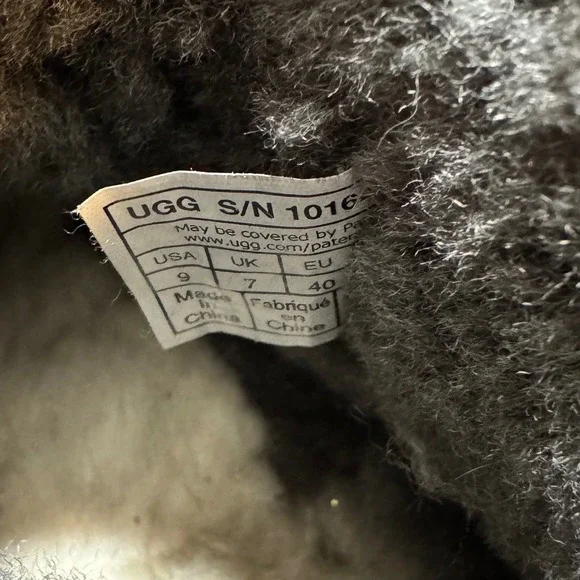 🔥UGG Mini 🖤🩶🖤Bailey Button II Grey Suede Sheepskin Ankle Boots sz 9 - Picture 9 of 9